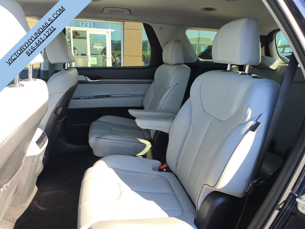 Used 2025 White Hyundai SEL image 28