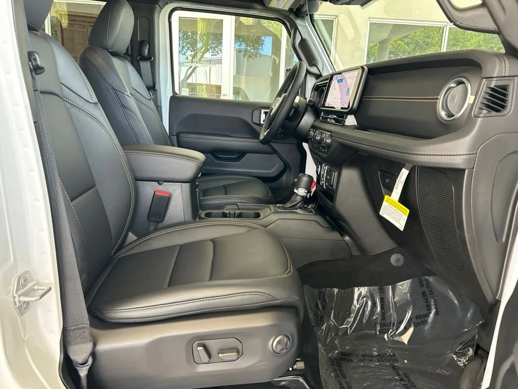 Used 2025 White Jeep Sahara image 23