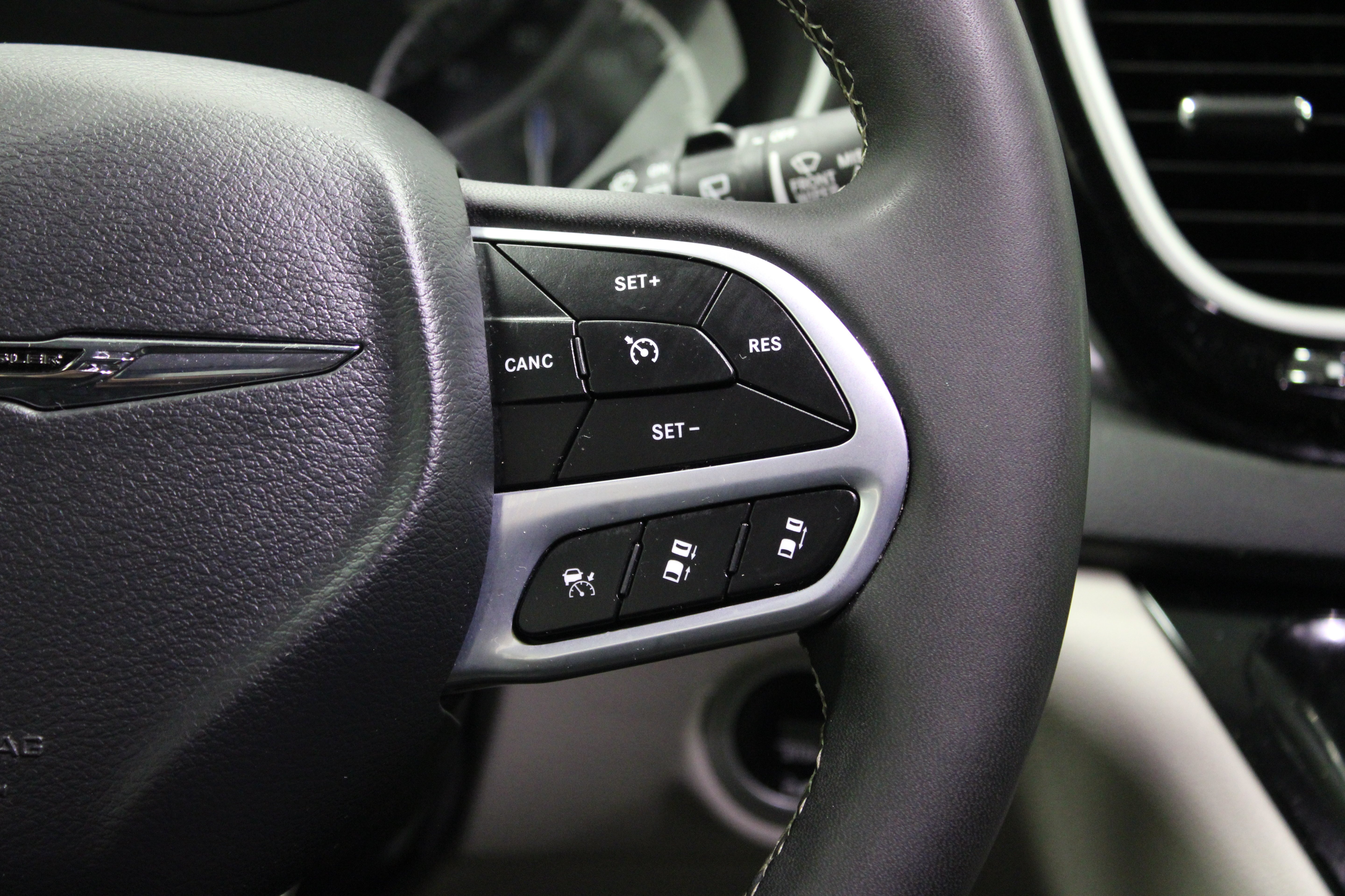 Used 2024 Diamond Black Crystal Pearlcoat Chrysler Touring L image 23