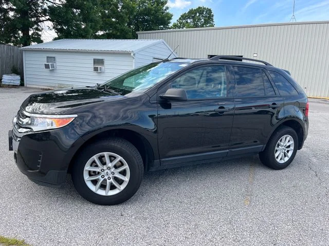 Used 2013 Black Ford SE image 1