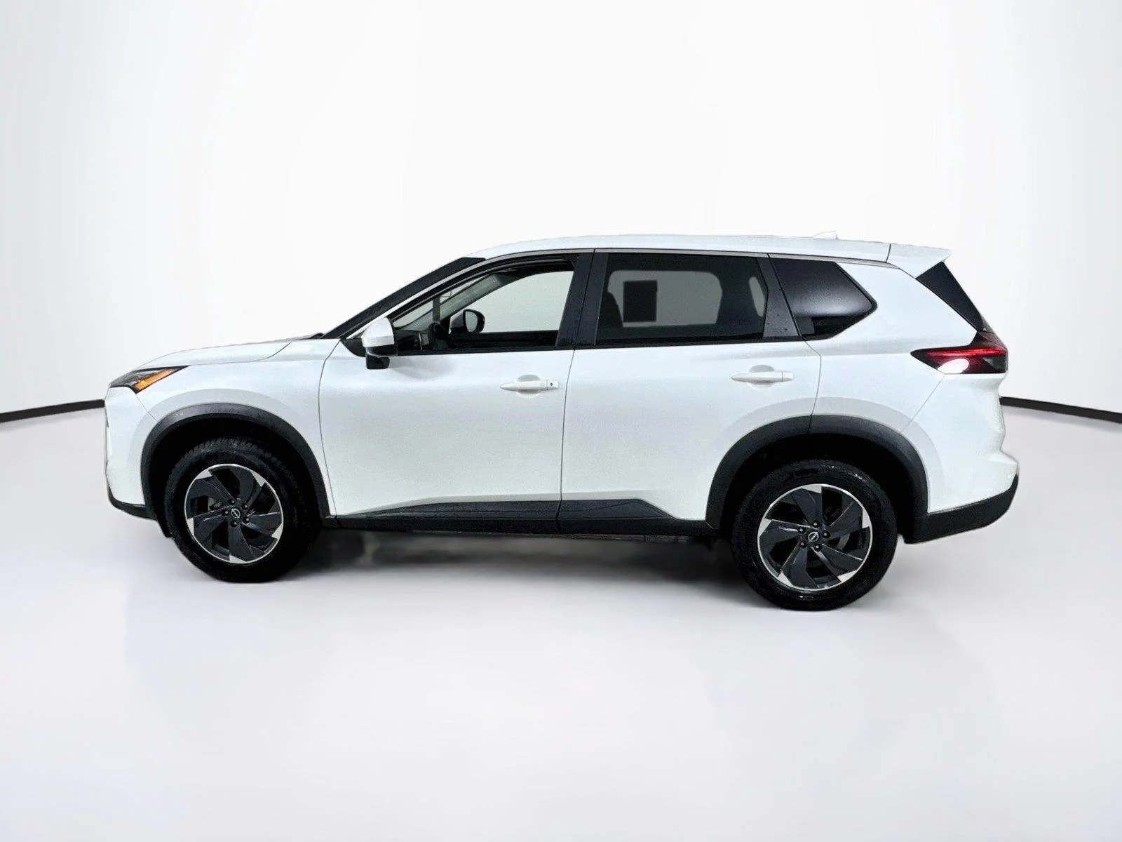 Used 2024 Everest White Pearl Nissan SV image 3
