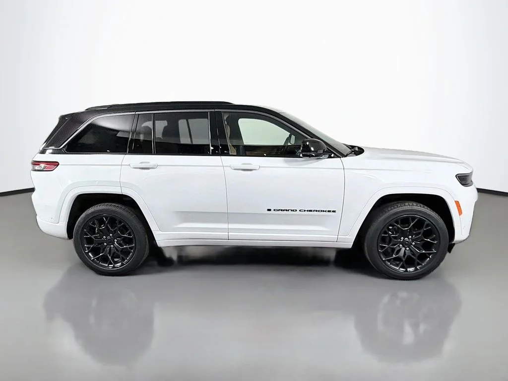 New 2027 White/off-white Jeep Summit image 8