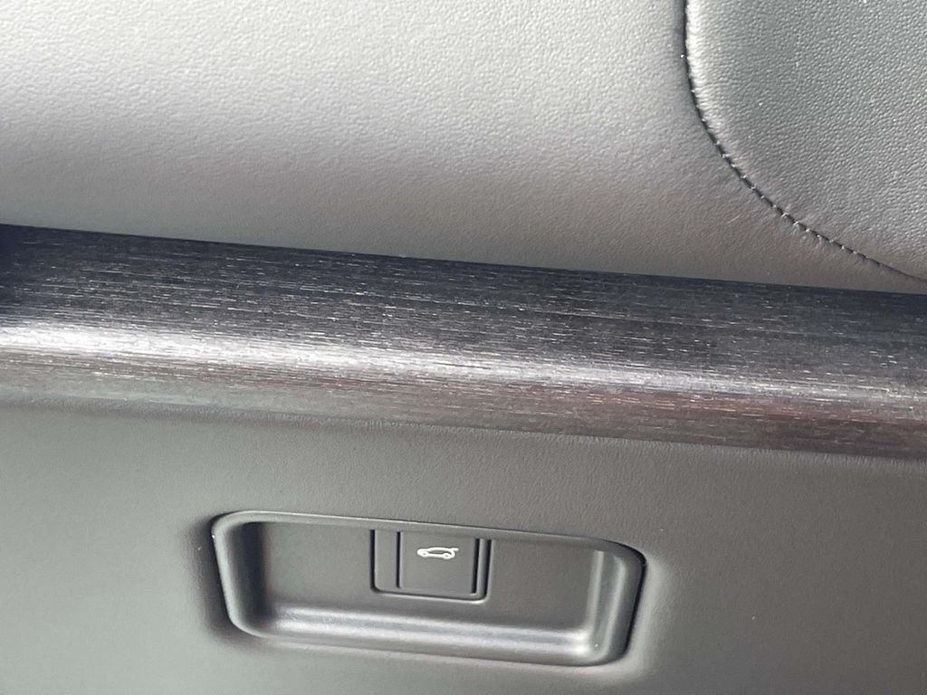New 2026 Carpathian Grey Land Rover SE image 34