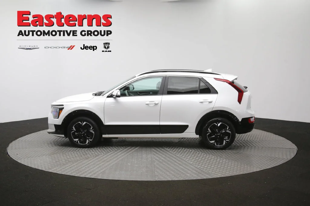 Used 2023 White Kia Wind image 55