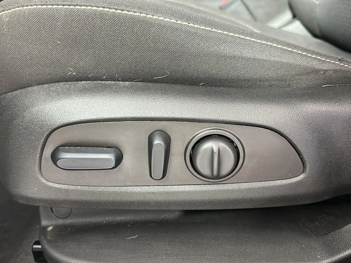 Used 2023 Sterling Metallic GMC SLE image 8