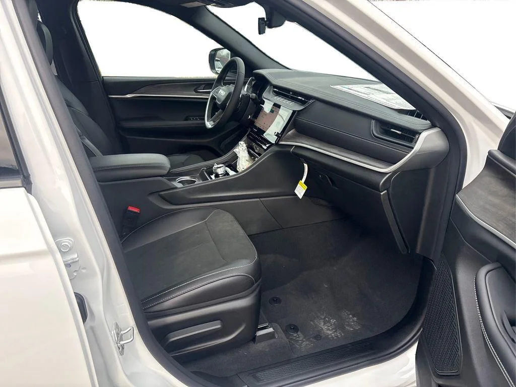 New 2026 Bright White Clearcoat Jeep Laredo Altitude image 19