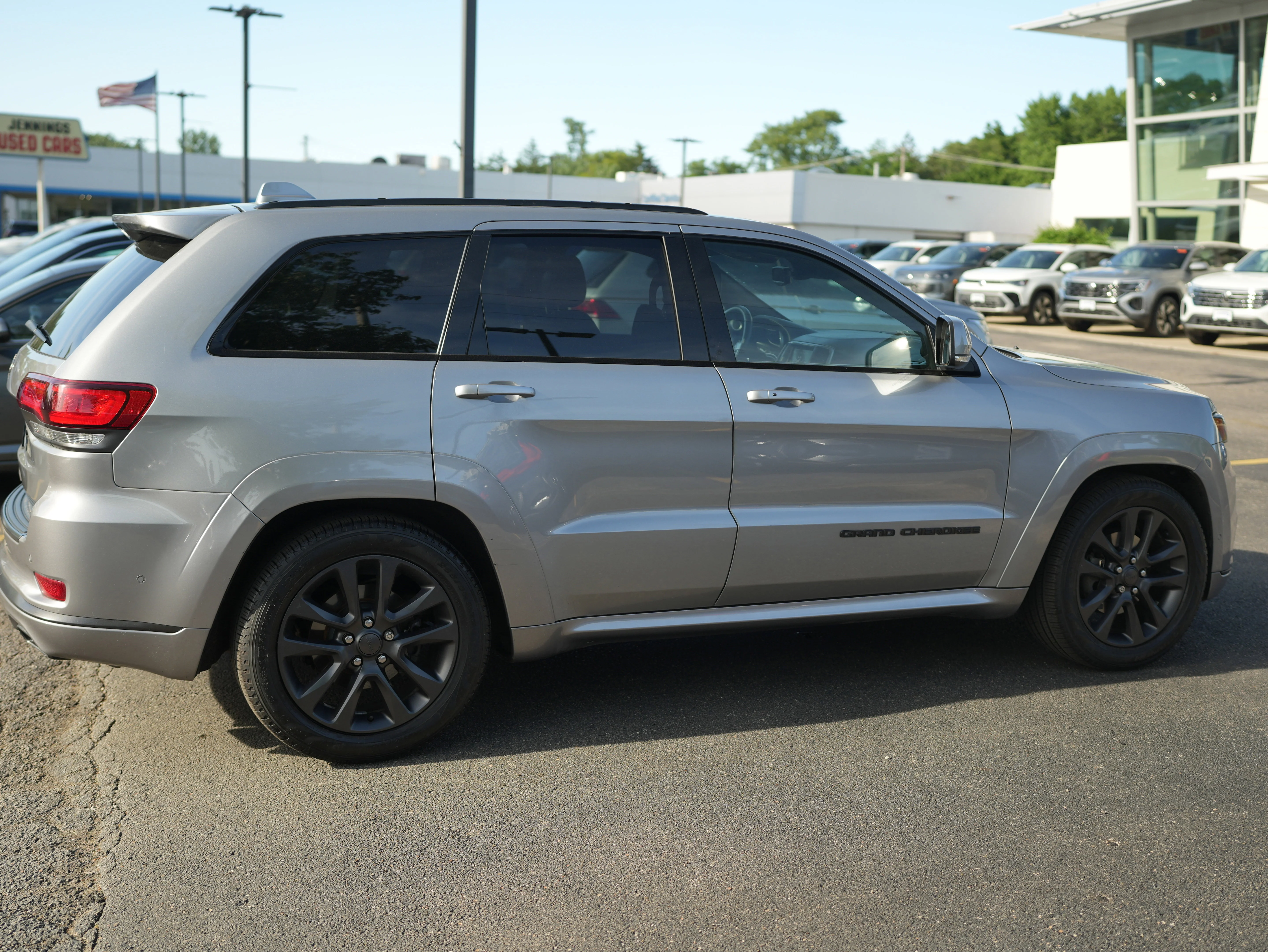 Used 2018 Billet Silver Metallic Clearcoat Jeep High Altitude image 9