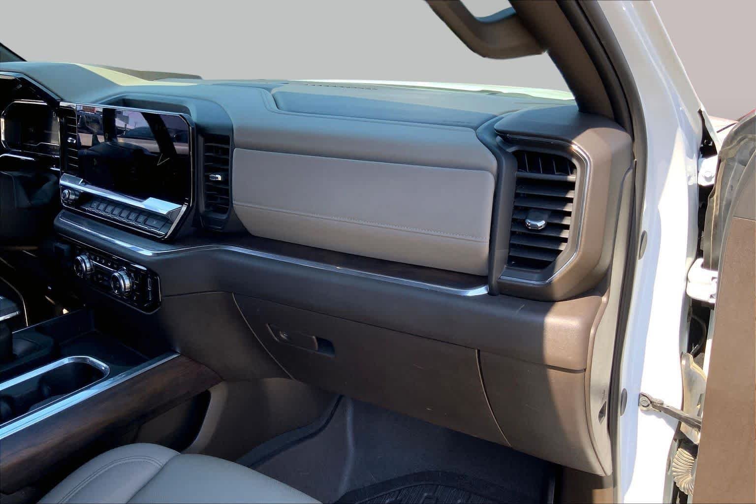 Used 2025 Summit White GMC SLT image 18