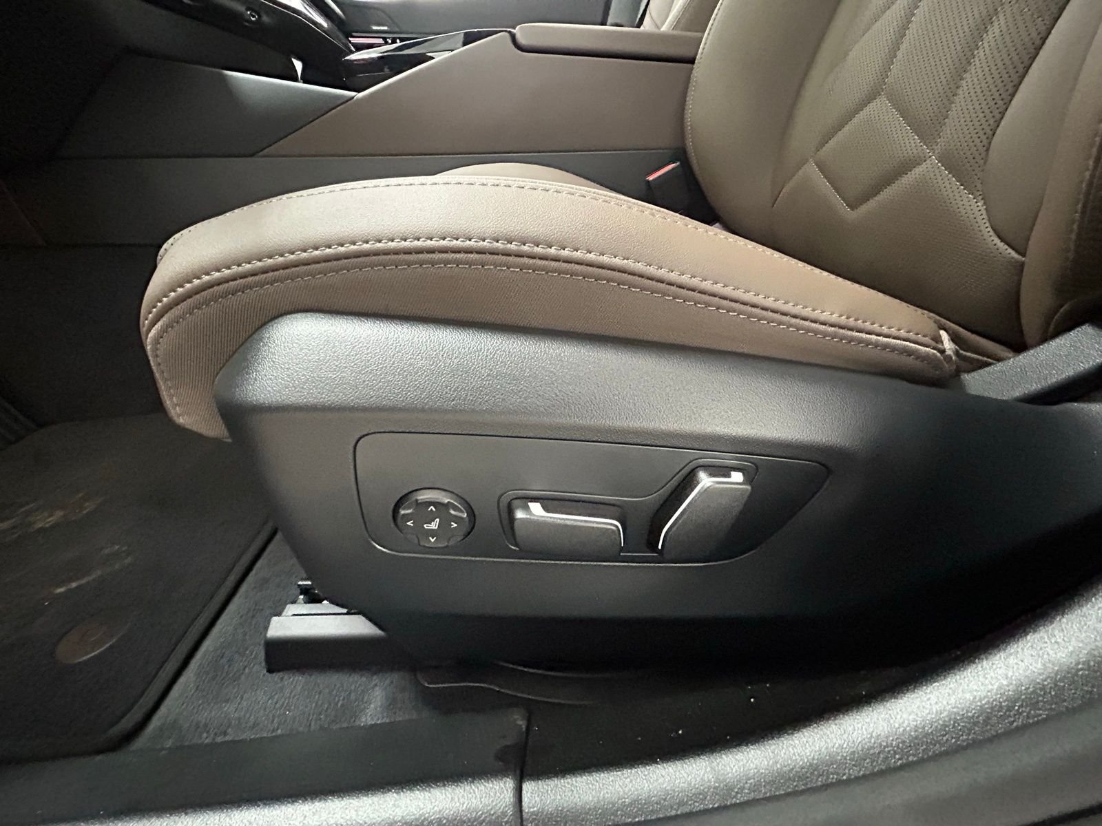 New 2026 Phytonic Blue Metallic BMW 530i xDrive image 31