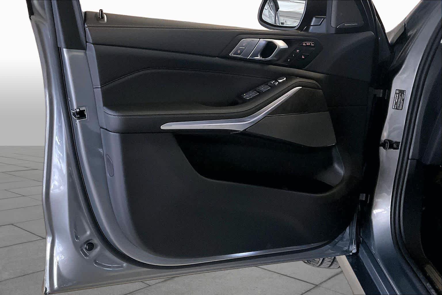 Used 2026 Skyscraper Grey Metallic BMW xDrive40i image 13