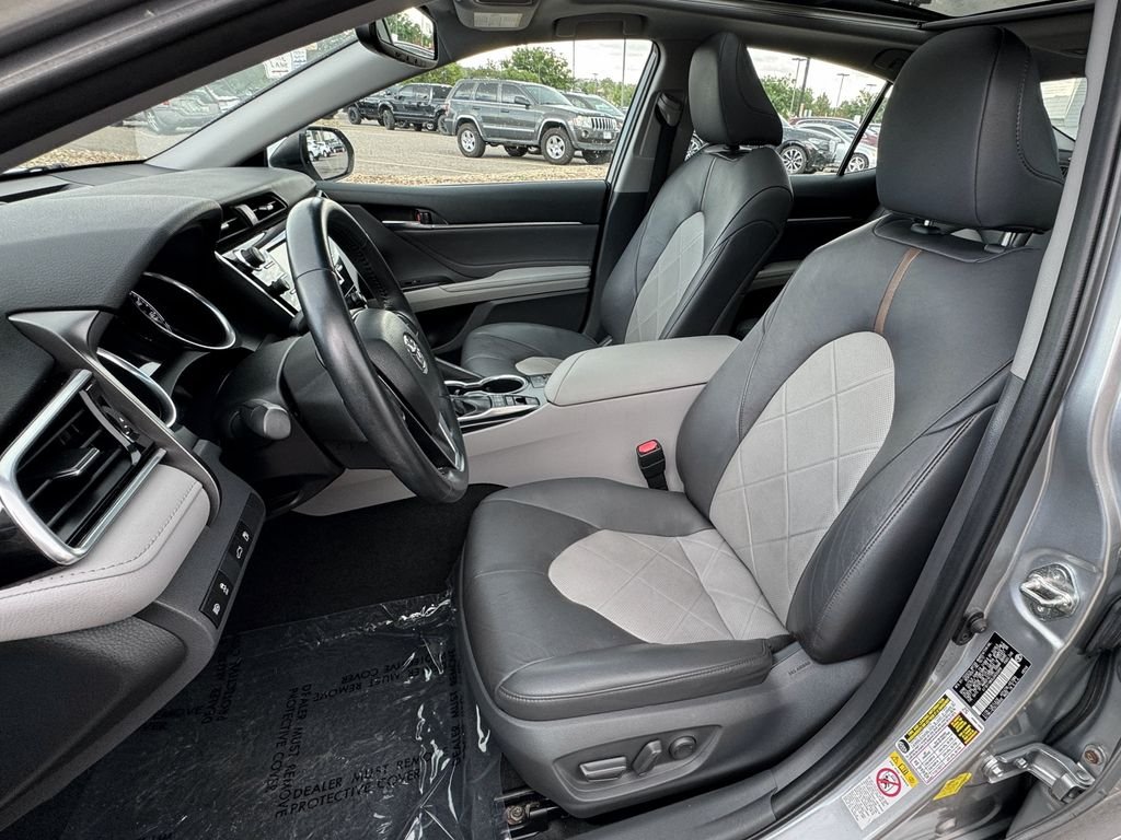 Used 2018 Silver Toyota XLE image 17