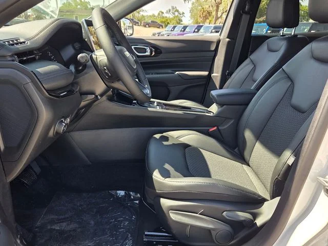 New 2026 Bright White Clear-Coat Exterior Paint Jeep Latitude image 10