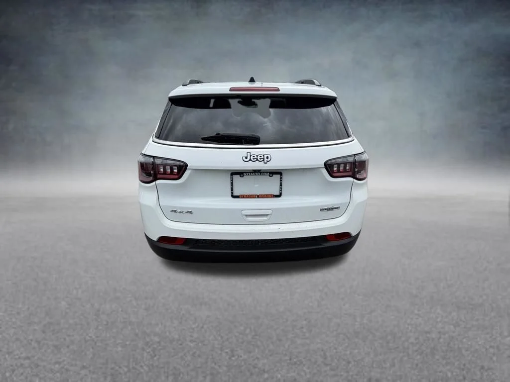 Used 2024 White Jeep Latitude image 4