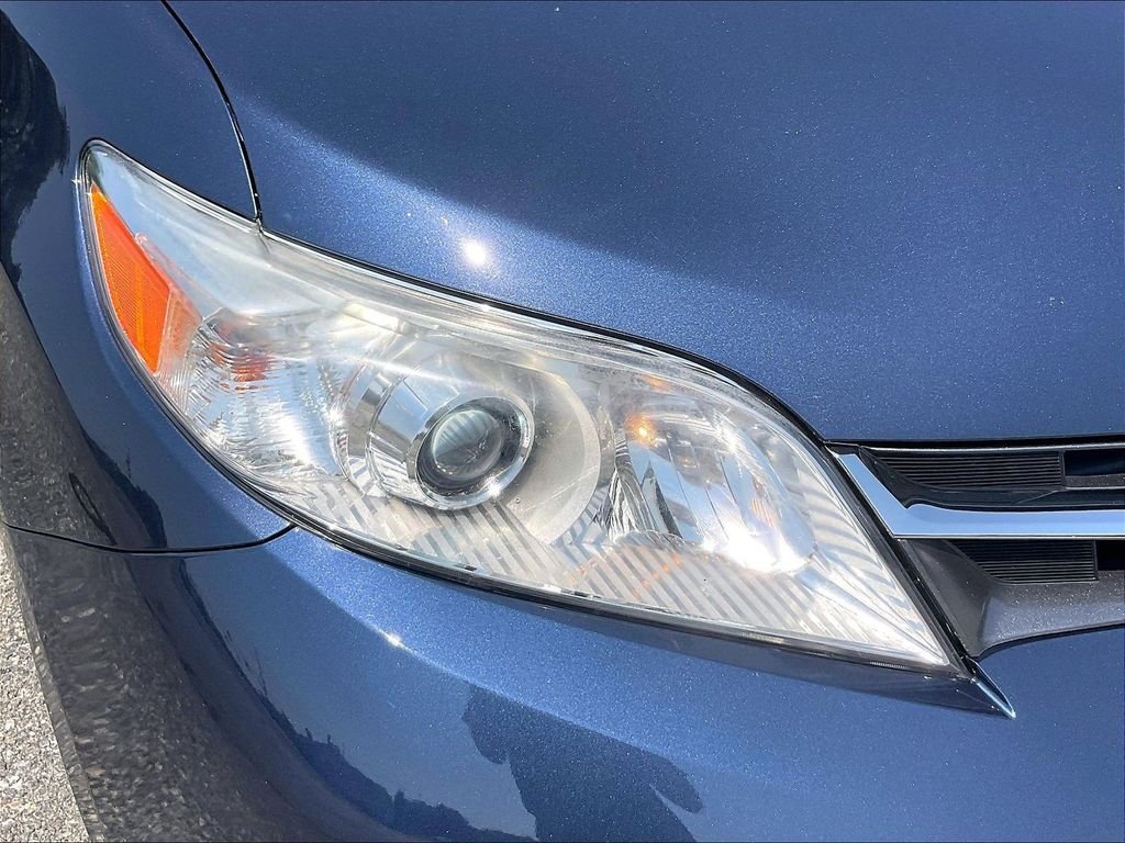 Used 2018 Beige Toyota XLE Premium image 33