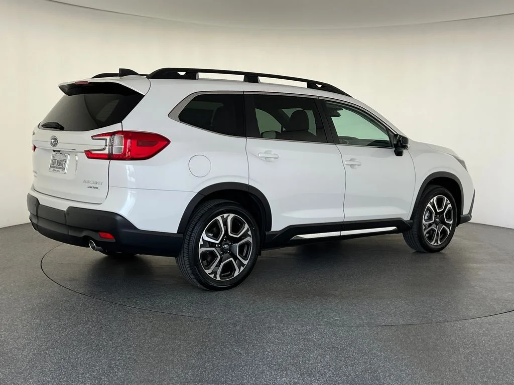 New 2026 CRYSTAL WHITE PEARL Subaru Limited 7-Passenger image 4