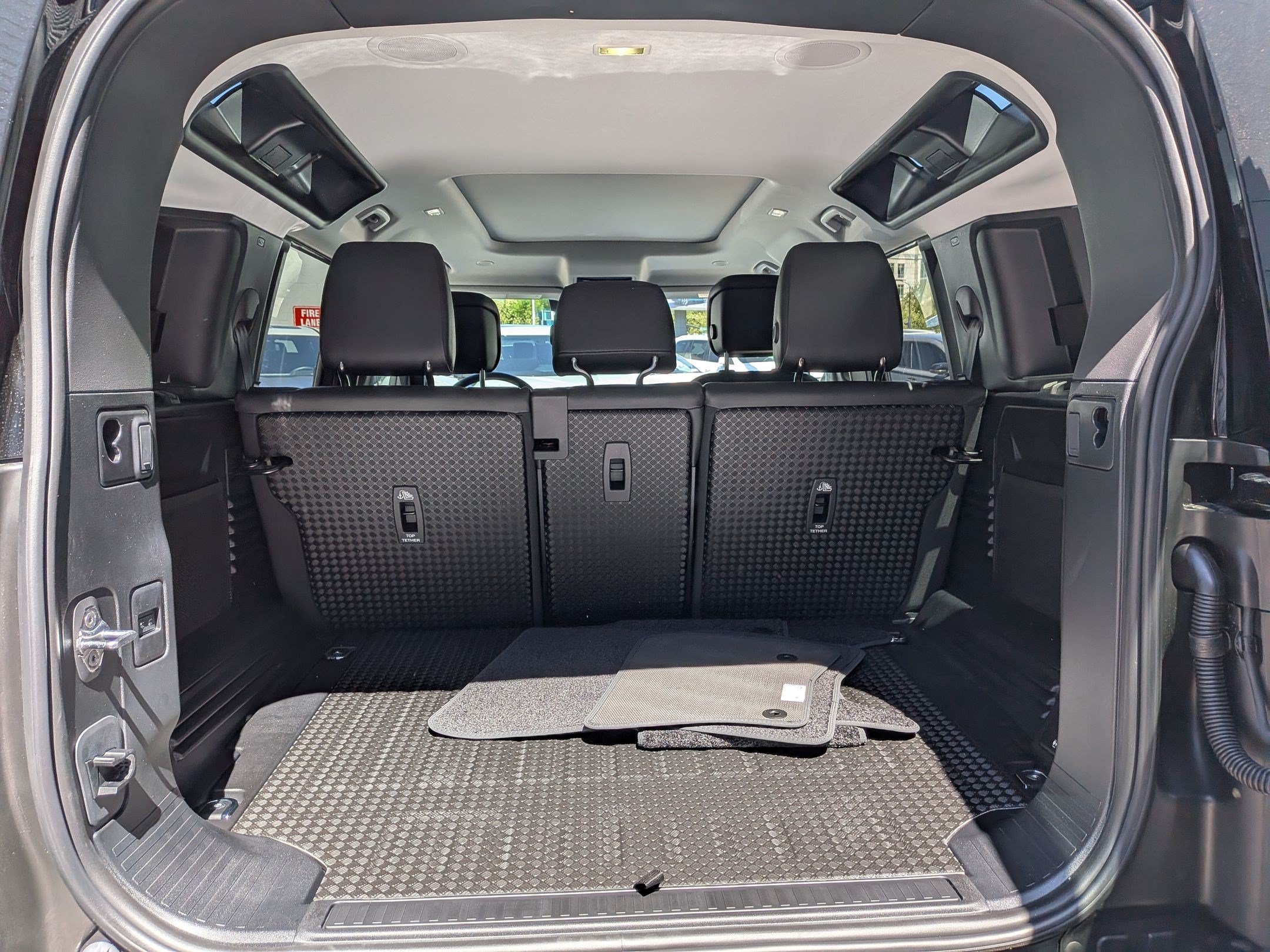 New 2026 Santorini Black Land Rover P400 X-Dynamic SE image 29