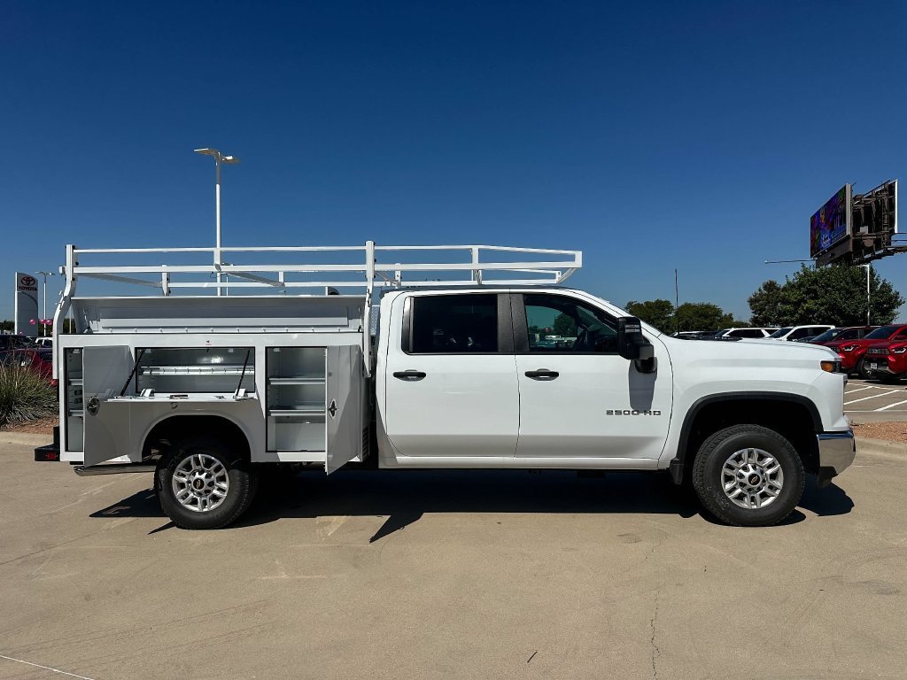 New 2026 Summit White Chevrolet WT image 4