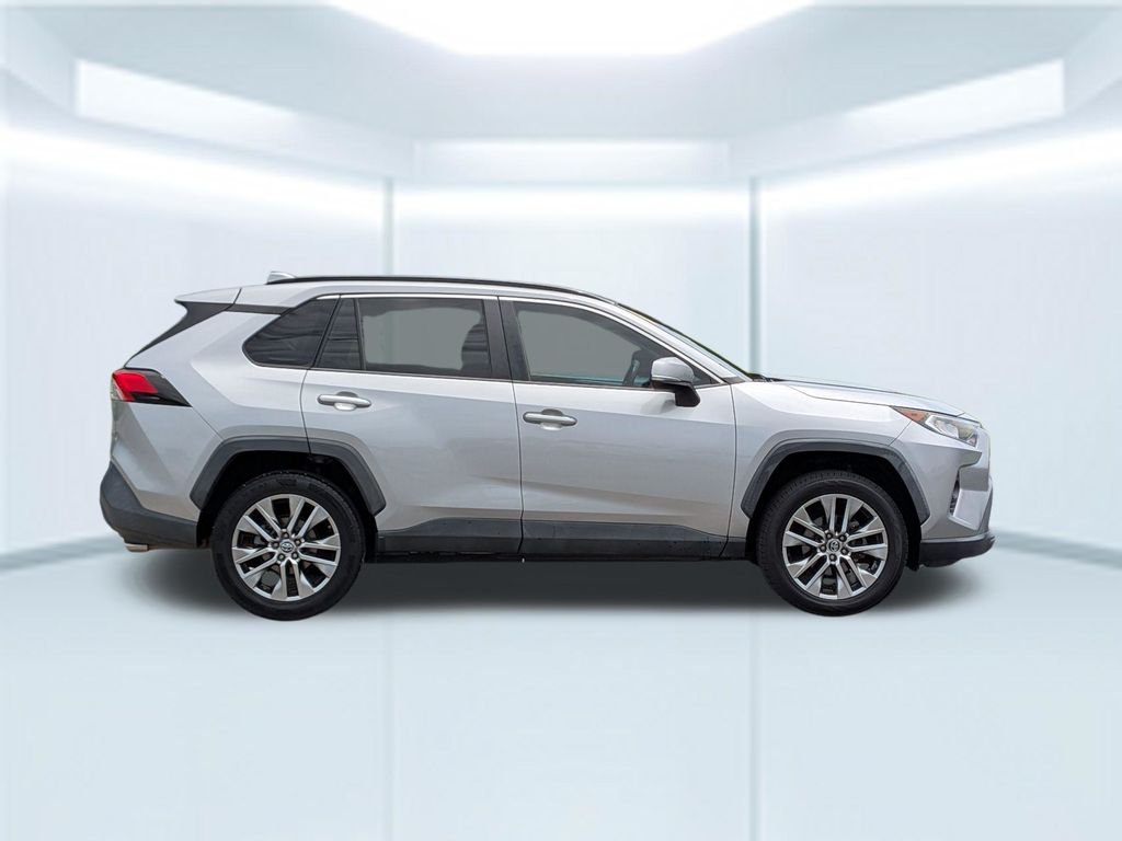Used 2019 Silver Toyota XLE Premium image 7