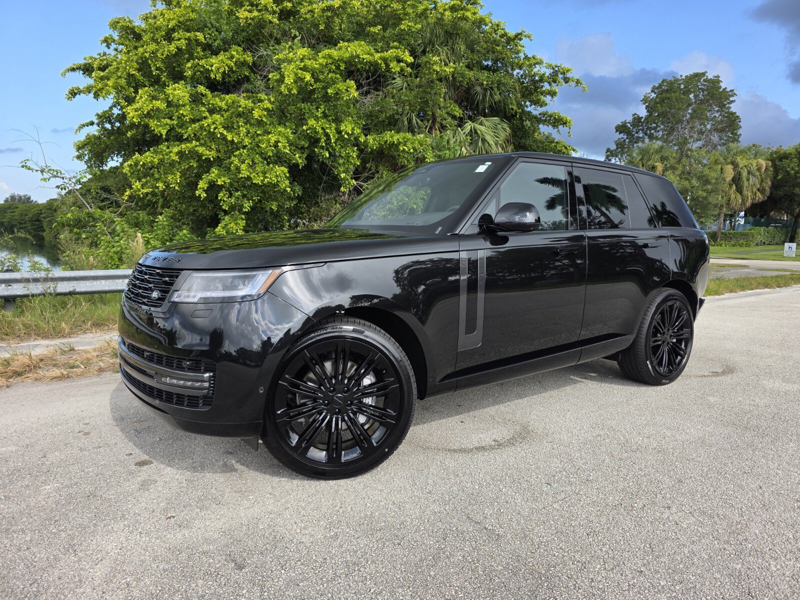 New 2026 Santorini Black Land Rover P400 SE image 1