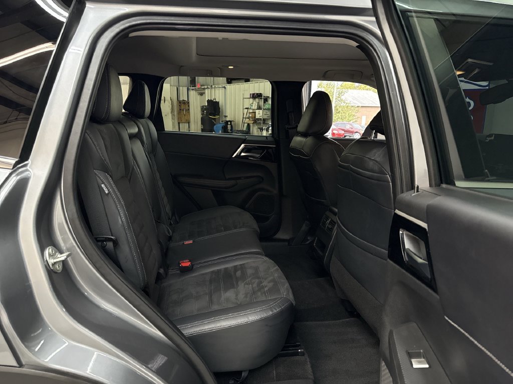 Used 2022 Gray Mitsubishi SE image 17
