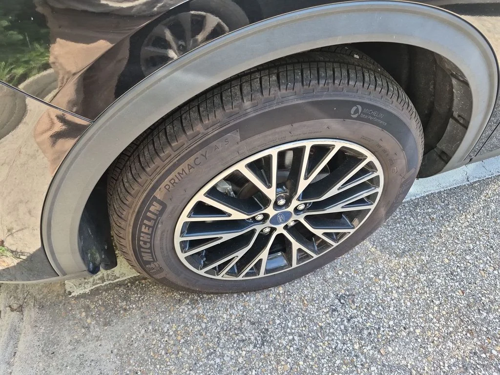 Used 2022 Black Ford SE image 5