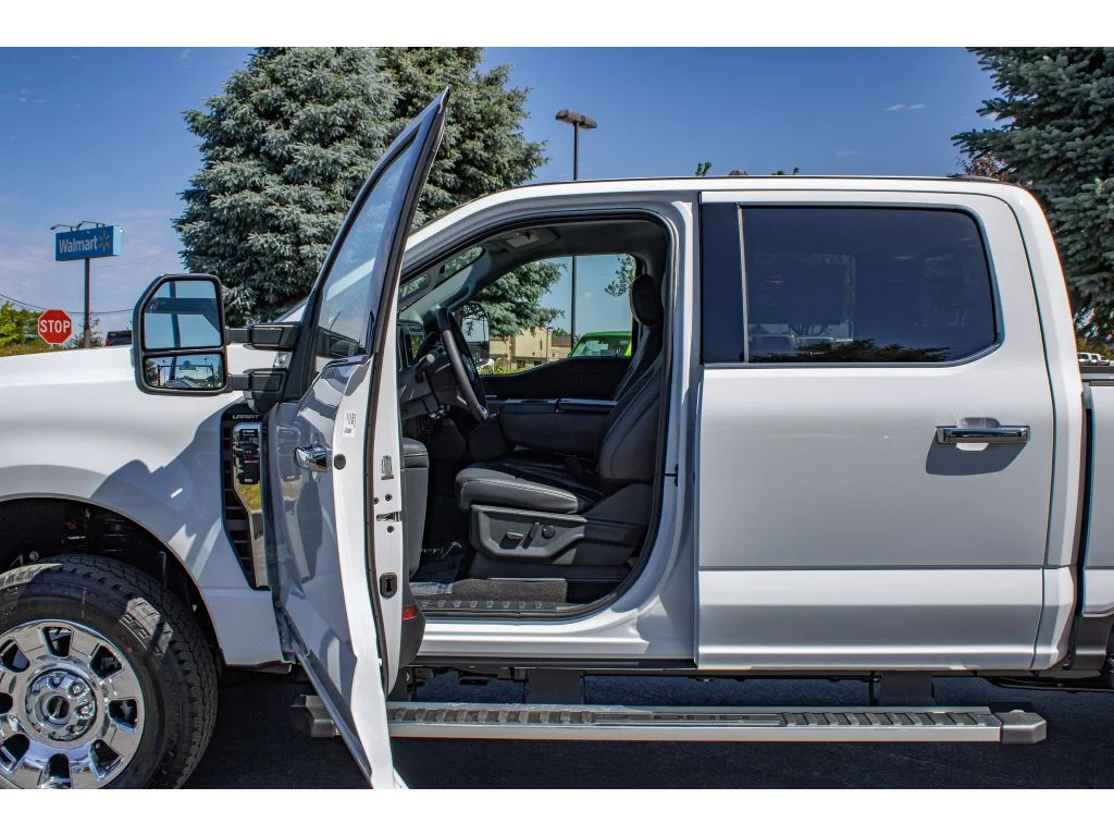 New 2026 OXFORD WHITE Ford LARIAT image 30