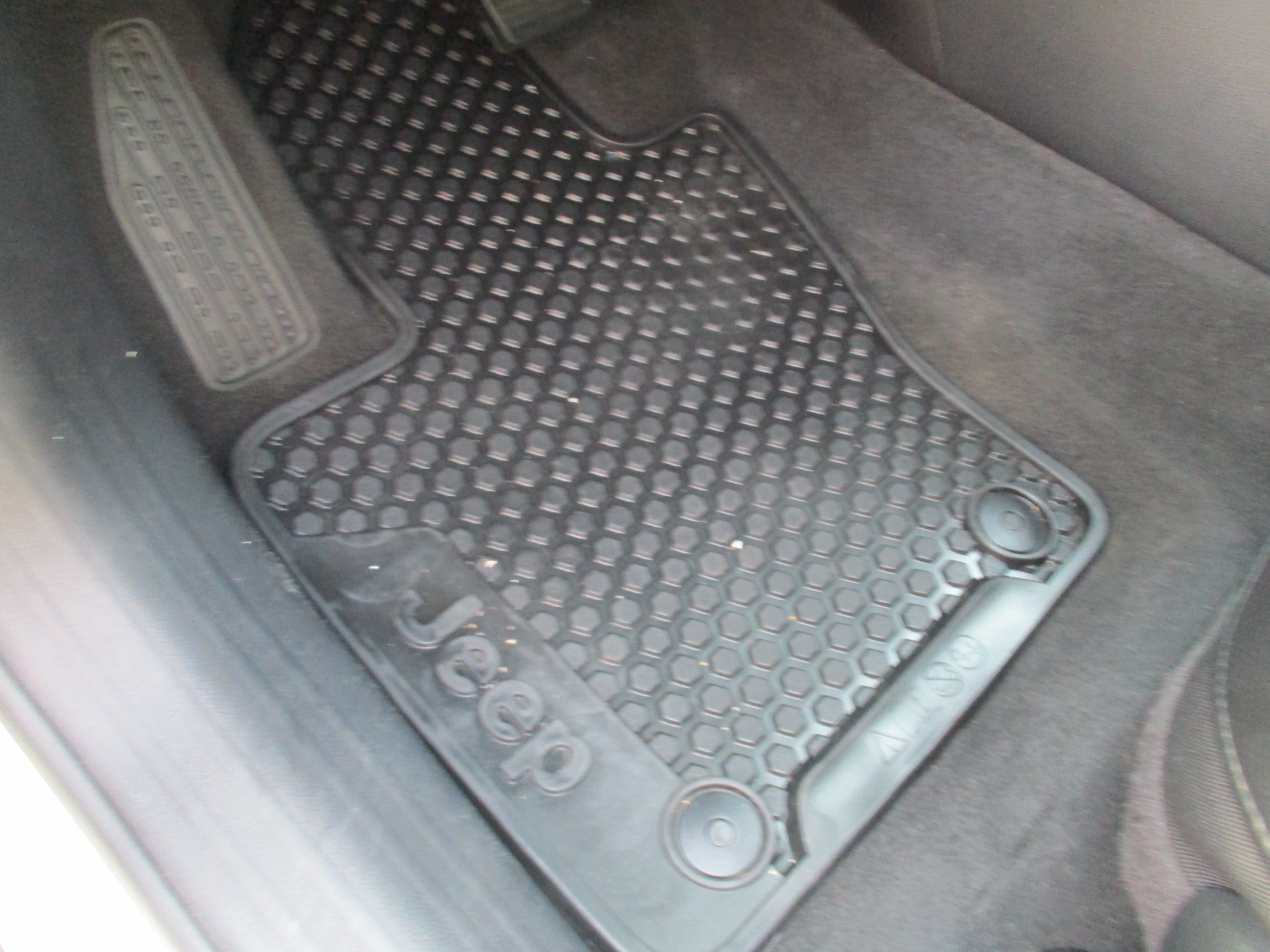 Used 2020 White Clearcoat Jeep Latitude image 28
