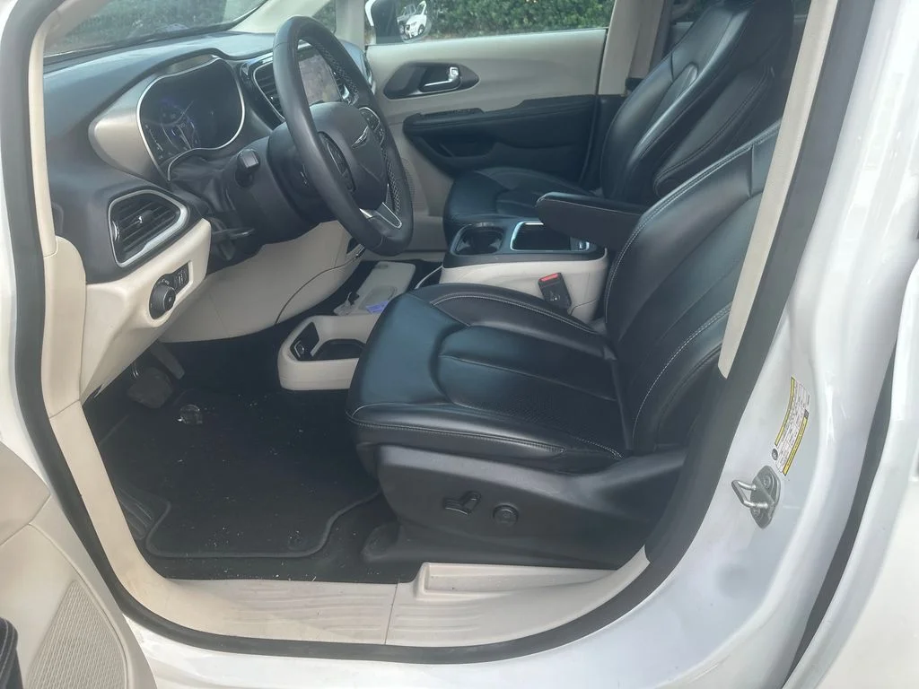 Used 2023 White Chrysler Touring L image 9