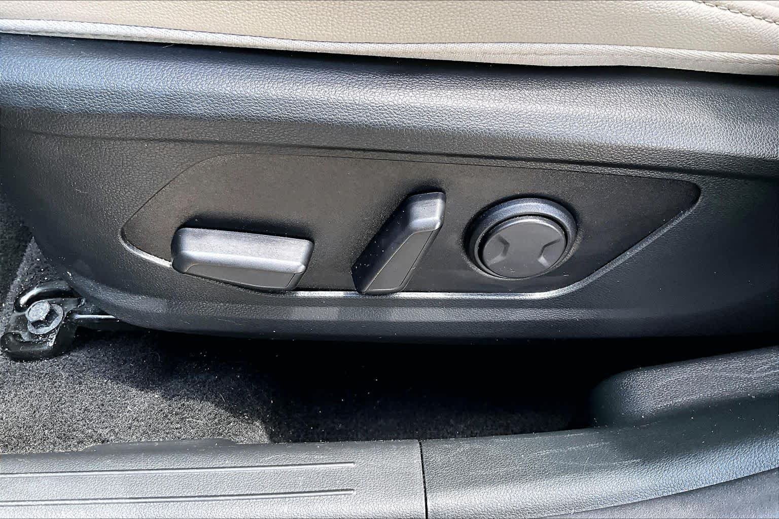 Used 2023 Amazon Gray Hyundai SEL image 31