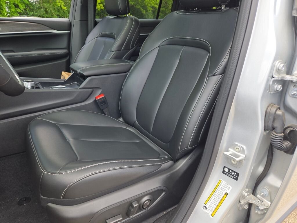 New 2025 Silver Zynith Exterior Paint Jeep Limited image 23