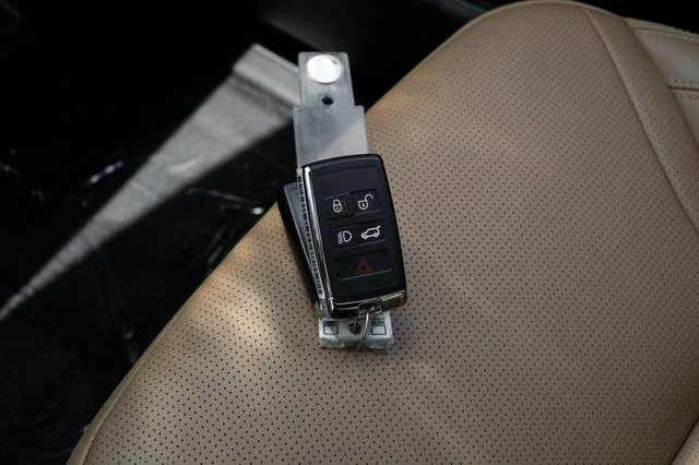 Used 2025 White Land Rover Dynamic SE image 68