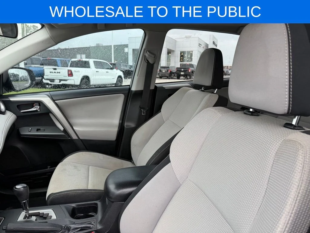 Used 2018 Silver Toyota XLE image 4