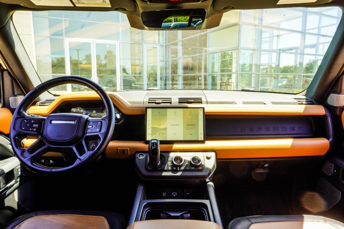 Used 2023 Black Land Rover X-Dynamic SE image 5