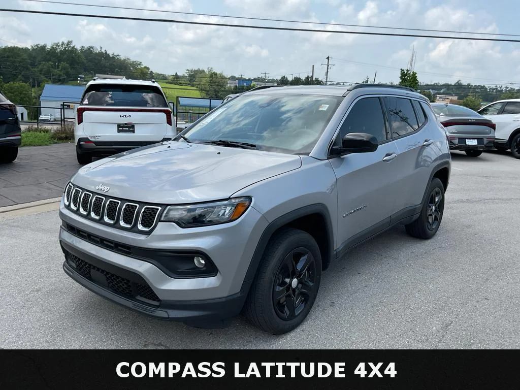 Used 2023 Billet Silver Metallic Clearcoat Jeep Latitude image 4