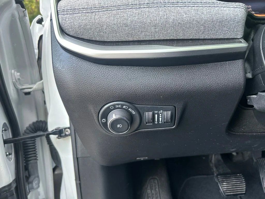 Used 2024 White Jeep Latitude image 25