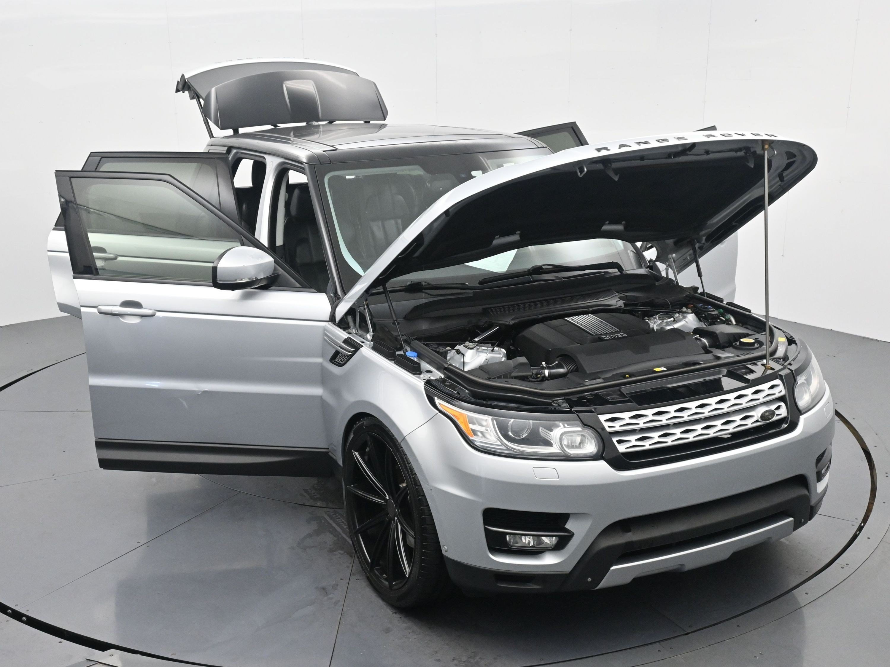 Used 2014 Causeway Gray Metallic Land Rover HSE image 34