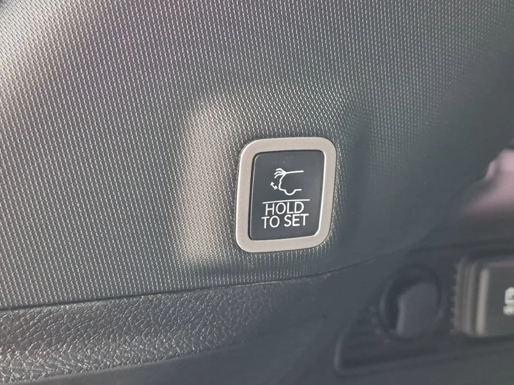 Used 2025 Black Jeep Altitude X image 8