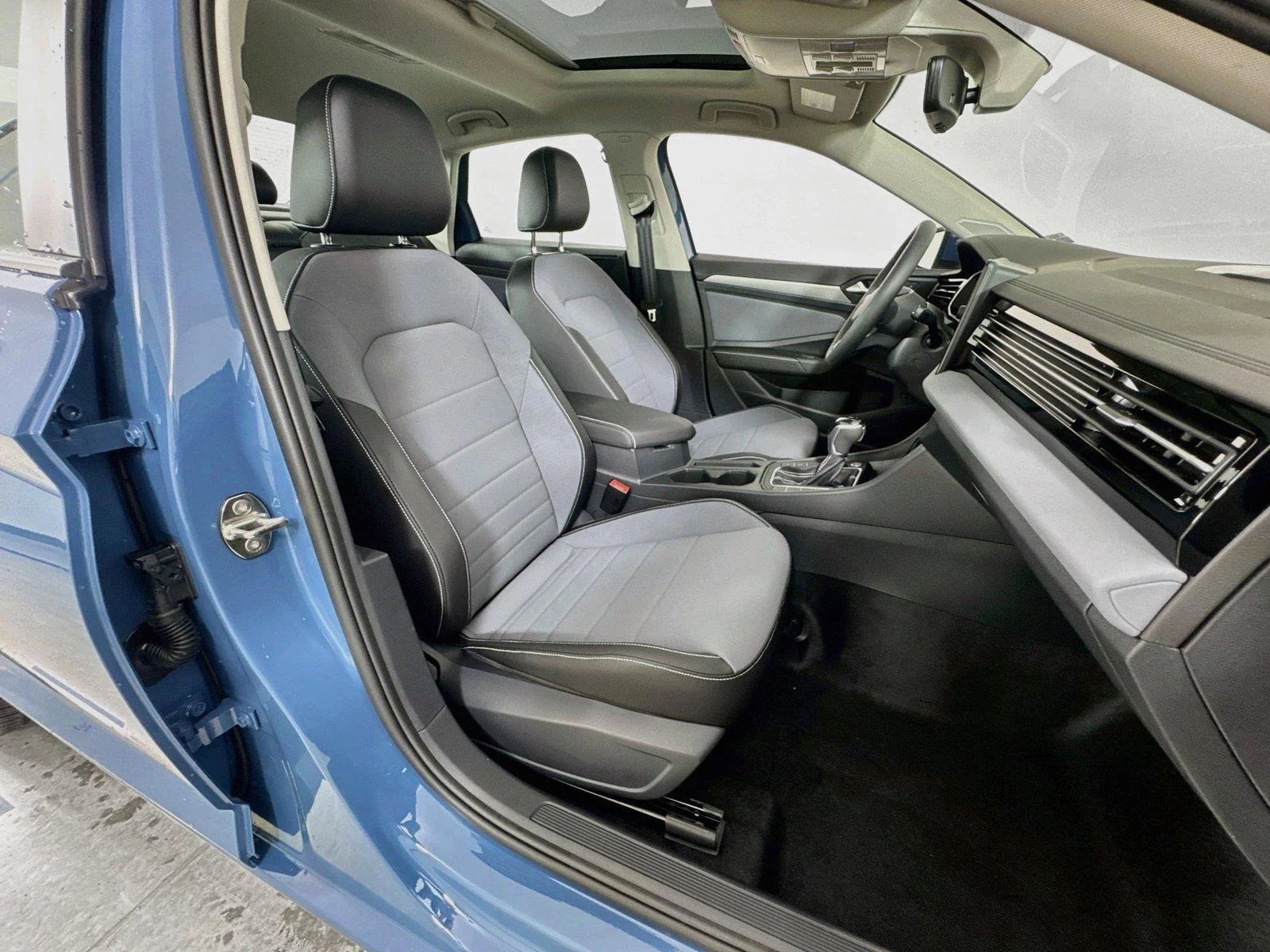 New 2027 Monterey Blue Pearl Volkswagen SE image 27