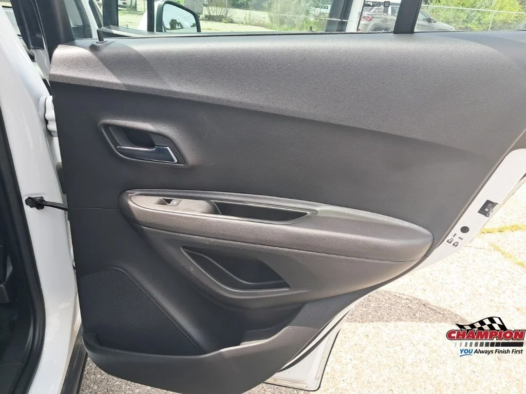 Used 2018 White Chevrolet LS image 37