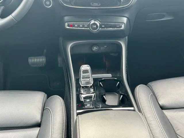 2023 Volvo XC40 Plus - Photo 17