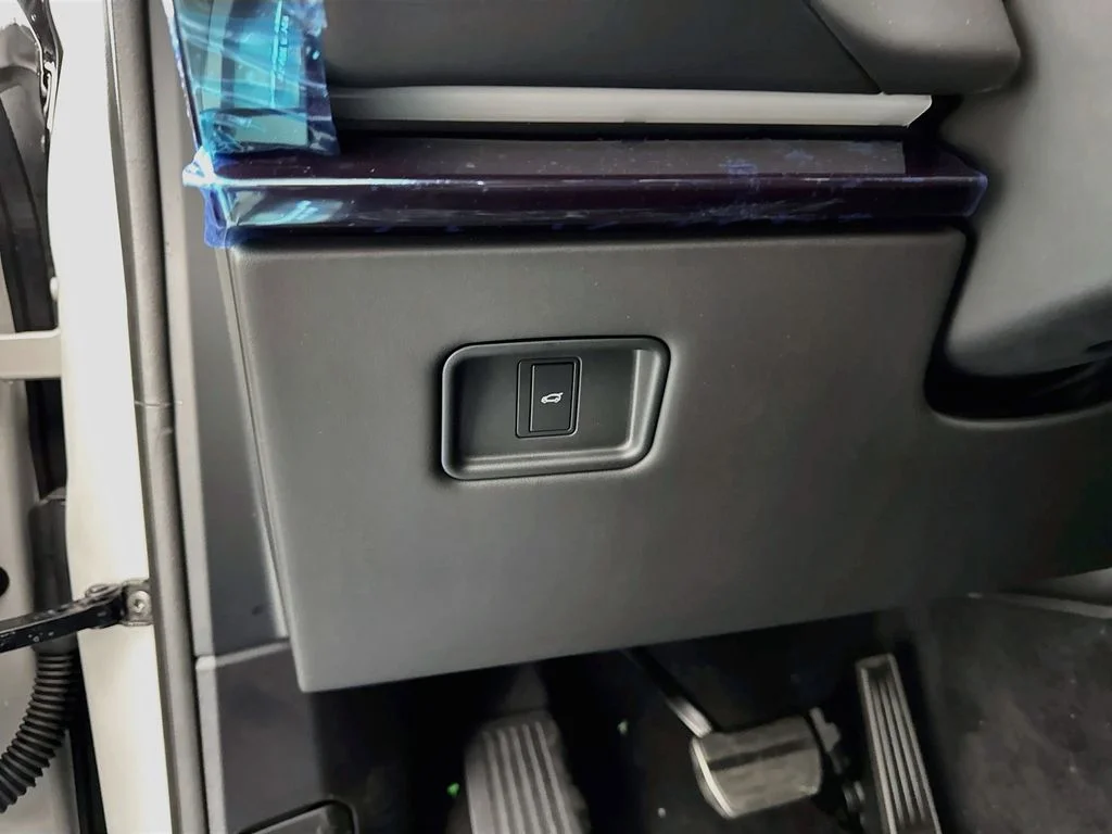 New 2026 Borasco Grey Land Rover Dynamic SE image 10
