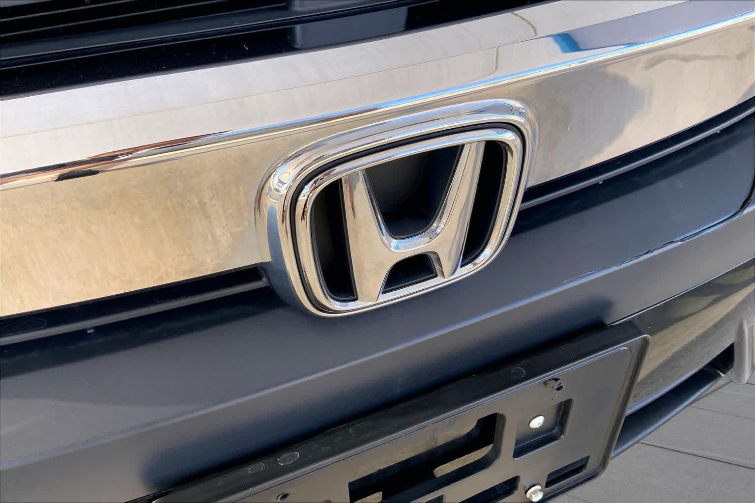 Used 2018 Crystal Black Pearl Honda LX image 29