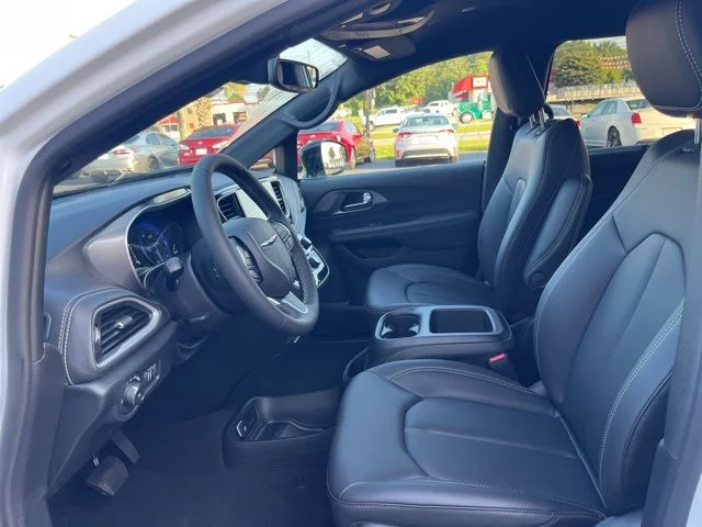 2026 Chrysler Pacifica Select - Photo 7
