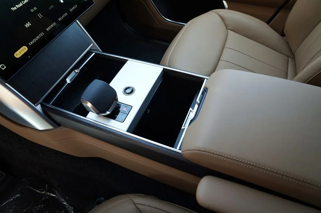 New 2026 Carpathian Grey Land Rover SE image 31