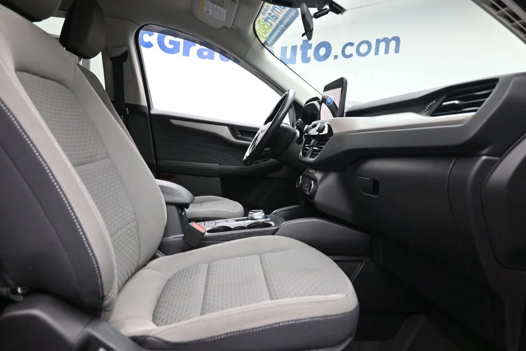 Used 2022 Black Ford SE image 9