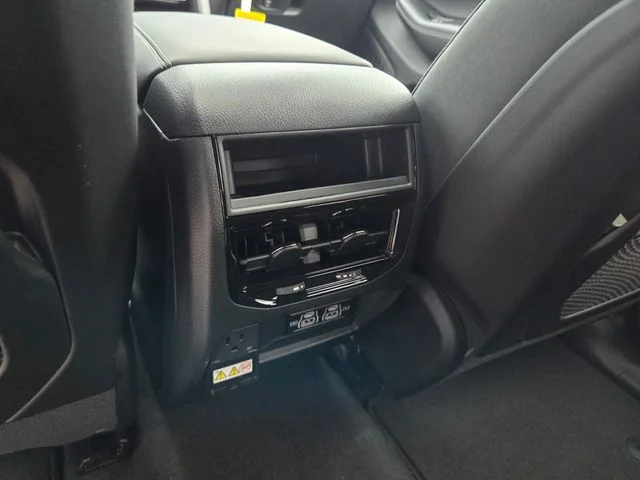 New 2026 Bright White Clear-Coat Exterior Paint Jeep Laredo X image 7