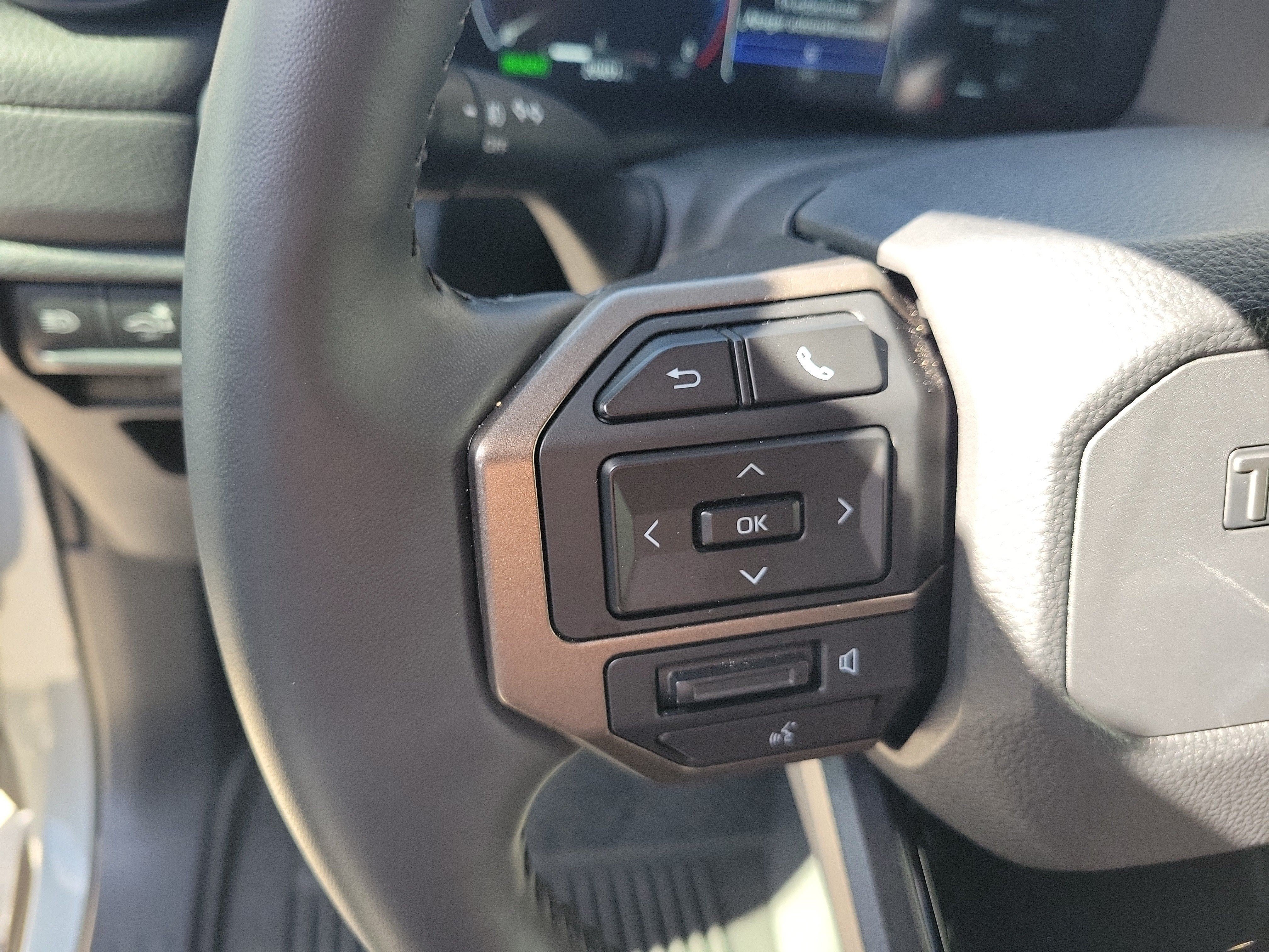 Used 2025 Pearl Toyota Base image 27