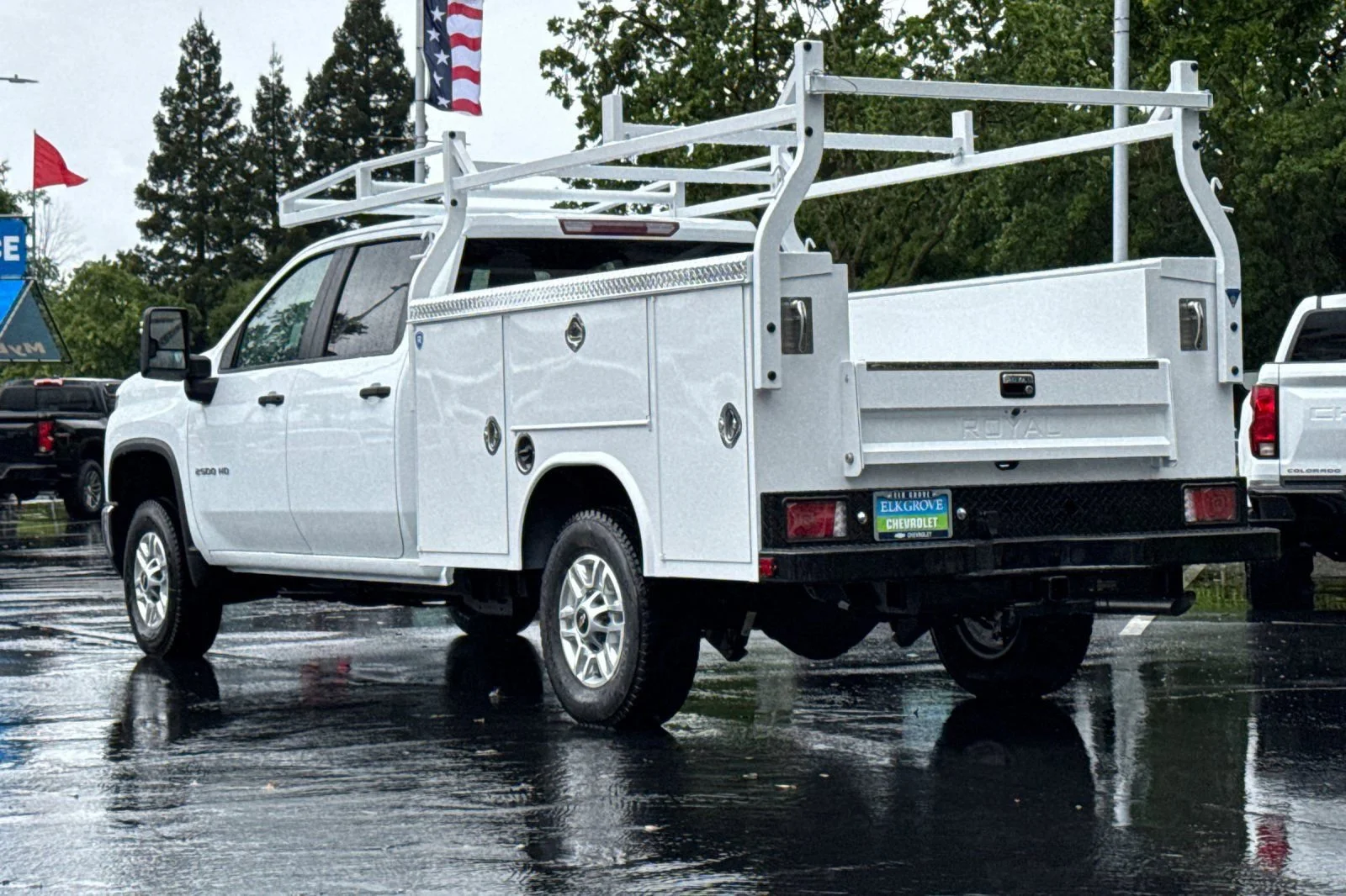 New 2026 Summit White Chevrolet WT image 5