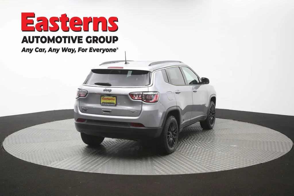 Used 2022 Silver Jeep Latitude image 38