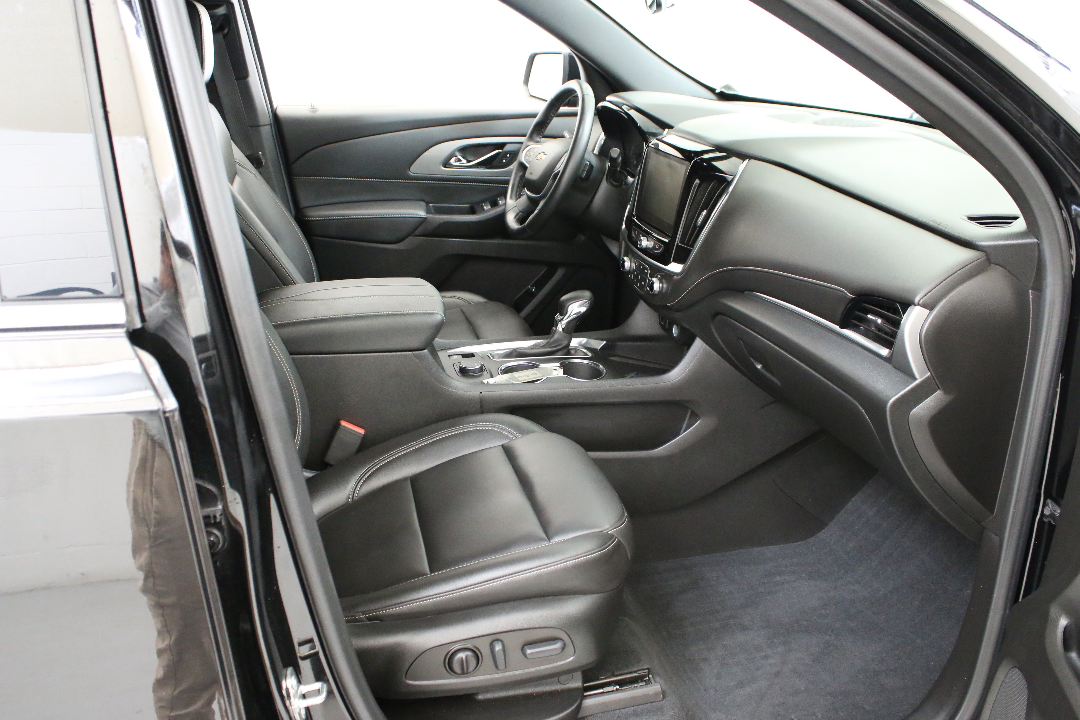 Used 2023 Mosaic Black Metallic Chevrolet LT Leather image 29
